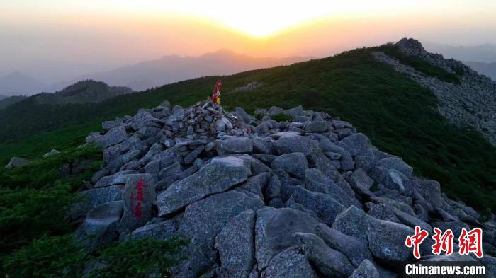 圖為“秦嶺之巔”冰晶頂?！≈烊竾?guó)家森林公園供圖