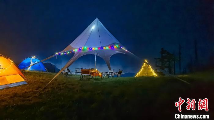 圖為游人在秦嶺山間露營(yíng)?！≈烊竾?guó)家森林公園供圖